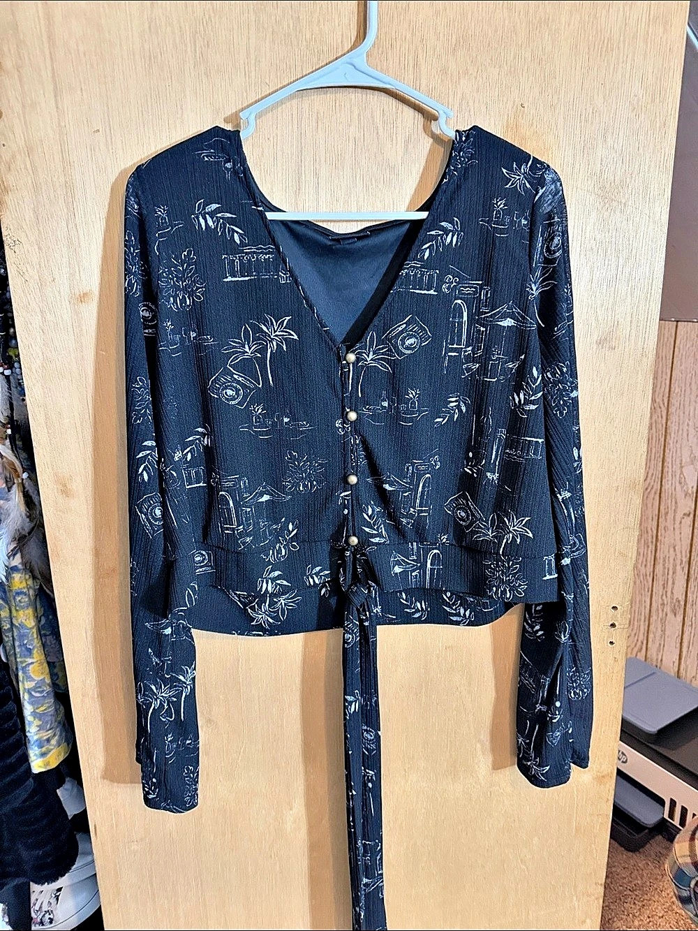 Torrid Challis Button Down Tie Front Crop Blouse Black & White Size 2